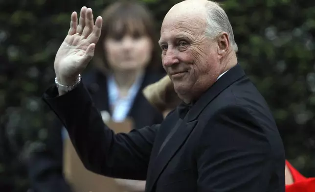 FILE - Norway's King Harald arrives at a central London hotel for a pre-royal wedding dinner hosted by Lady Elizabeth Anson and attended by members of the British royal family and foreign royal families, in London, on April, 28, 2011. (AP Photo/Alastair Grant, File)