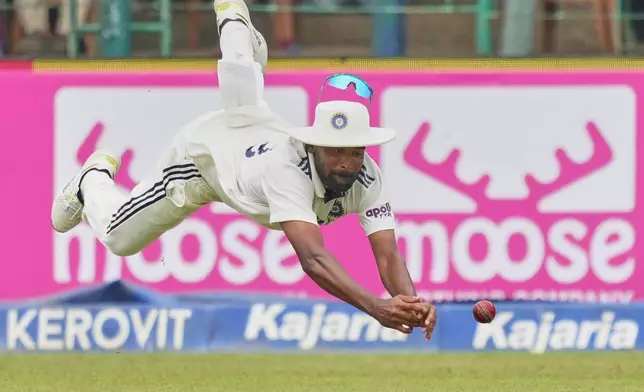 India's Mohammed Siraj unsuccessfully attempts to take a catch to dismiss Sri Lanka's Pasindu Sooriyabandara during day four of the second cricket test match between Sri Lanka and India in Colombo, Sri Lanka, Wednesday, Aug. 26, 2026. (AP Photo/Eranga Jayawardena)