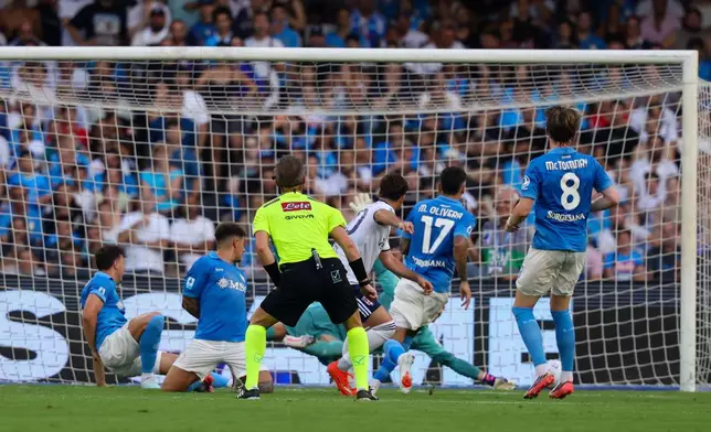 Como's Martin Baturina scores during the Serie A soccer match between Napoli and Como, in Naples, Italy, Sunday, Aug. 30, 2026. 2026. (Alessandro Garofalo/LaPresse via AP)
