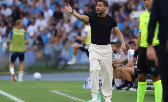 Como's head coach Cesc Fàbregas gestures during the Serie A soccer match between Napoli and Como, in Naples, Italy, Sunday, Aug. 30, 2026. 2026. (Alessandro Garofalo/LaPresse via AP)