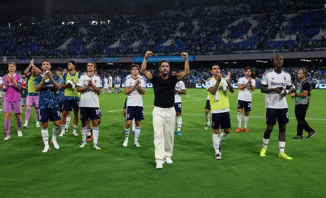 Como players and coach Cesc Fabregas celebrate their 2-1 win at the end of the Serie A soccer match between Napoli and Como, in Naples, Italy, Sunday, Aug. 30, 2026. 2026. (Alessandro Garofalo/LaPresse via AP)