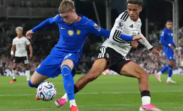 Chelsea's Cole Palmer, left, and Fulham's Josh King fight for the ball during the English Premier League soccer match between Fulham and Chelsea in London, Monday, Aug. 24, 2026. (AP Photo/Kirsty Wigglesworth)