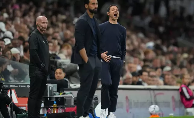 Chelsea's head coach Xabi Alonso shouts instructions during the English Premier League soccer match between Fulham and Chelsea in London, Monday, Aug. 24, 2026. (AP Photo/Kirsty Wigglesworth)