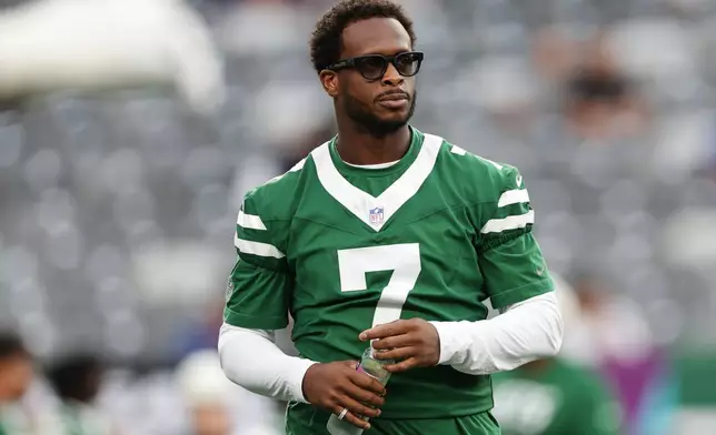 New York Jets quarterback Geno Smith (7) on the field before a preseason NFL football game against the New York Giants, Friday, Aug. 28, 2026, in East Rutherford, N.J. (AP Photo/Adam Hunger)