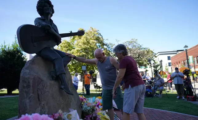 People visit a makeshift memorial honoring Dolly Parton in Sevierville, Tenn., Tuesday, Aug. 25, 2026. (AP Photo/Camden Hall)