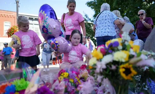 People visit a makeshift memorial honoring Dolly Parton in Sevierville, Tenn., Tuesday, Aug. 25, 2026. (AP Photo/Camden Hall)