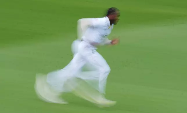 England's Jofra Archer runs to bowl a delivery on day four of the second cricket test match between England and Pakistan in London, Sunday, Aug. 30, 2026. (AP Photo/Dave Shopland)