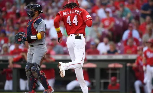 Cincinnati Reds' Elly De La Cruz (44) scores on a sacrifice fly hit by Eugenio Suárez during the first inning of the second game of a baseball doubleheader against the St. Louis Cardinals, Monday, Aug. 17, 2026, in Cincinnati. (AP Photo/Tanner Pearson)