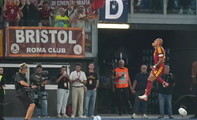Roma's Donyell Malen celebrates after scoring during the Italian Serie A soccer match between Roma and Fiorentina, in Rome, Monday, Aug. 24, 2026. (AP Photo/Gregorio Borgia)
