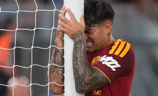 Roma's Santigo Castro reacts after missing a scoring chance during the Italian Serie A soccer match between Roma and Fiorentina, in Rome, Monday, Aug. 24, 2026. (AP Photo/Gregorio Borgia)