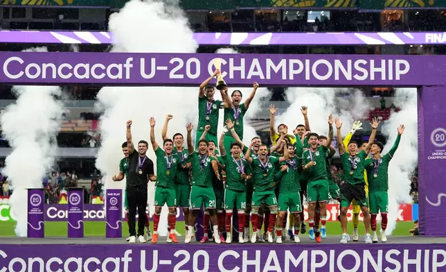 Mexico players celebrate after winning the the CONCACAF U-20 final soccer tournament against the United States in Mexico City, Sunday, Aug. 9, 2026. (AP Photo/Fernando Llano)