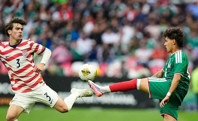 Mexico's Santiago Sandoval, right, and the United States' Joshua Torquato battle for the ball during the CONCACAF U-20 final soccer match in Mexico City, Sunday, Aug. 9, 2026. (AP Photo/Fernando Llano)