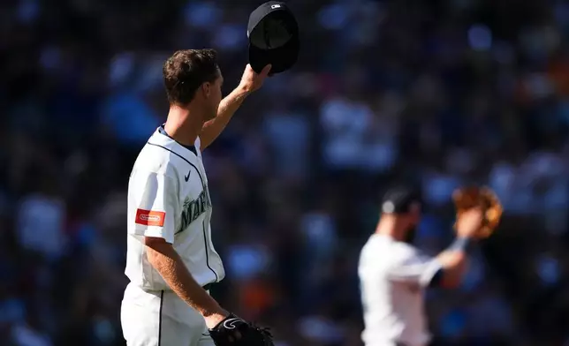 Seattle Mariners starting pitcher Kade Anderson tips his cap to left fielder Randy Arozarena after he caught a long fly ball over the wall off the bat of Chicago Cubs' Miguel Amaya during the third inning of a baseball game, Saturday, Aug. 22, 2026, in Seattle. (AP Photo/Lindsey Wasson)