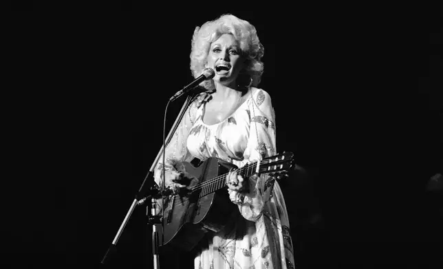 FILE - Dolly Parton performs in concert in Tokyo, July 30, 1979. (AP Photo/Tsugufumi Matsumoto, File)
