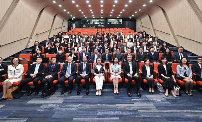 Participants of Master's Degree in Public Policy Programme for HKSAR senior civil servants and Leadership from Peking University meet for dialogue Source: HKSAR Government Press Releases