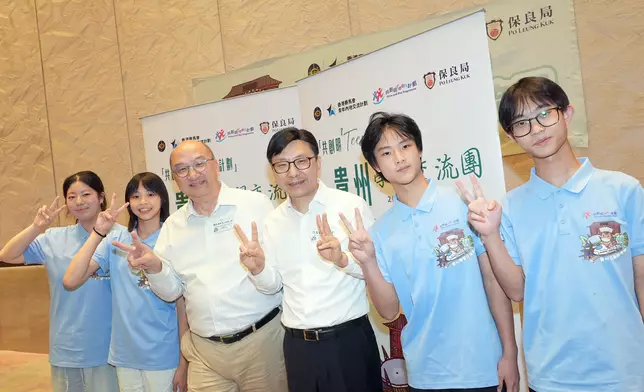 Chris Sun, Secretary for Labour and Welfare of the HKSAR Government (3rd from the right); and Raymond Tam, the Club’s Executive Director, Corporate Affairs (3rd from the left), engage with mentees during the dinner. Photo source: HKJC