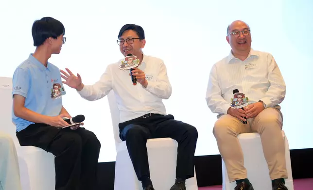 Chris Sun, Secretary for Labour and Welfare of the HKSAR Government (middle); and Raymond Tam, the Club’s Executive Director, Corporate Affairs (right), engage with mentees during the dinner. Photo source: HKJC