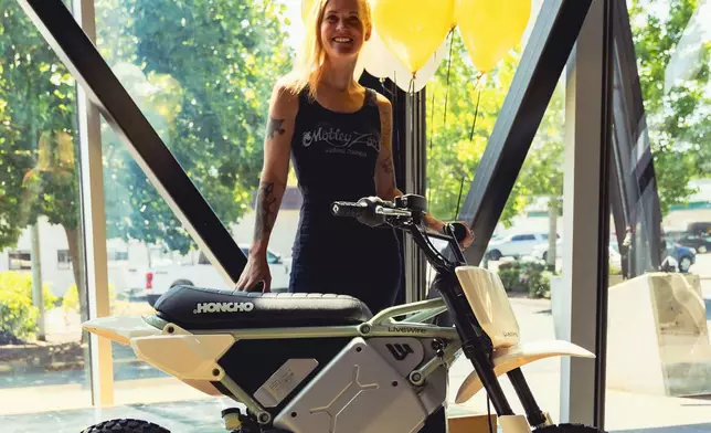 Jme Thomas of Washington, winner of LiveWire’s nationwide S4 Honcho giveaway, with her new S4 Honcho™ Trail at LiveWire Bellevue.