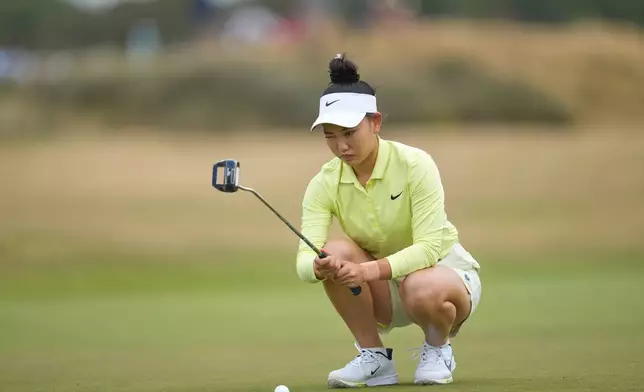 Lucy Li, of the United States, lines up a putt on the 4th green during the fourth round of the Women's British Open golf championship in Lytham St Annes, England, Sunday, Aug. 2, 2026. (AP Photo/Jon Super)