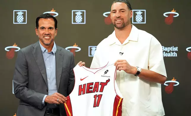 Miami Heat head coach Erik Spoelstra, left, poses with newly signed guard Klay Thompson during an NBA basketball press conference, Tuesday, Aug. 25, 2026, in Miami. (AP Photo/Rebecca Blackwell)