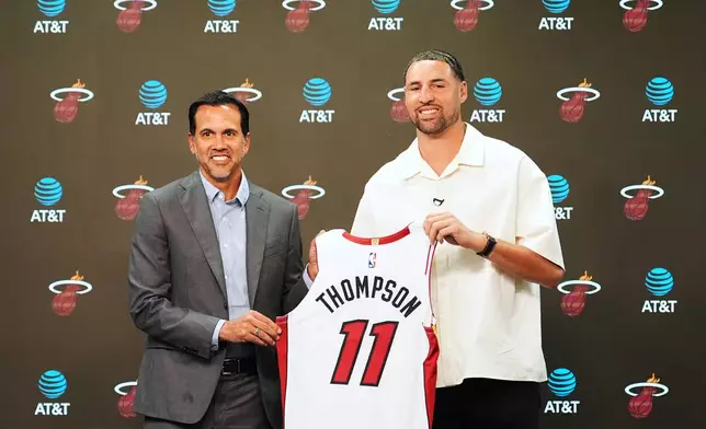 Miami Heat head coach Erik Spoelstra, left, poses with newly signed guard Klay Thompson during an NBA basketball press conference, Tuesday, Aug. 25, 2026, in Miami. (AP Photo/Rebecca Blackwell)