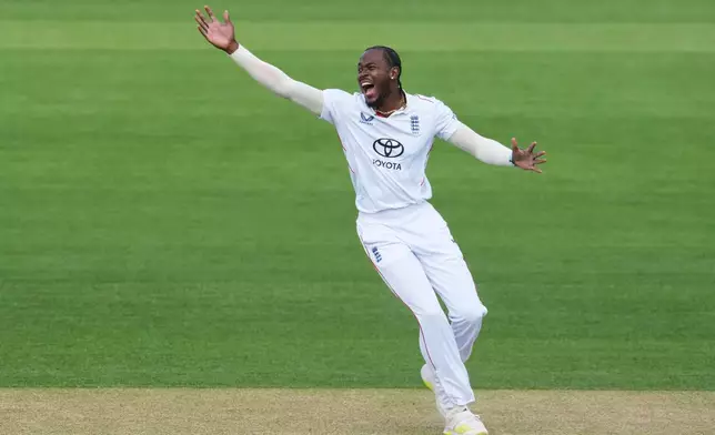 England's Jofra Archer appeals unsuccessfully for the wicket of Pakistan's Azan Awais on day four of the second cricket test match between England and Pakistan in London, Sunday, Aug. 30, 2026. (AP Photo/Dave Shopland)