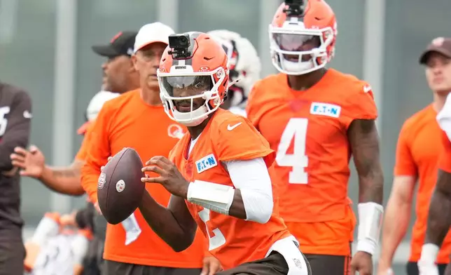 Cleveland Browns quarterback Shedeur Sanders (2) throws in front of quarterback Deshaun Watson (4) during an NFL football training camp, Saturday, Aug. 1, 2026, in Berea, Ohio. (AP Photo/Sue Ogrocki)