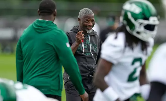 New York Jets head coach Aaron Glenn talks to staff during practice at the team’s NFL football training camp in Florham Park, N.J., Thursday, July 30, 2026. (AP Photo/Seth Wenig)
