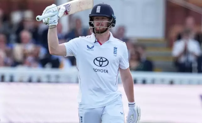 England's Jordan Cox celebrates his fifty runs during the second cricket test match between England and Pakistan in London, Thursday, Aug. 27, 2026. (AP Photo/Dave Shopland)