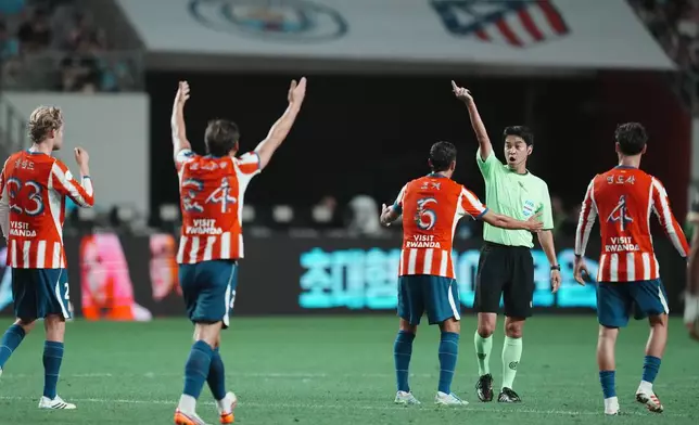 Atletico Madrid's Koke argues with referee Kim Jong-hyeok during the preseason friendly soccer match between Manchester City and Atletico Madrid in Seoul, South Korea, Sunday, Aug. 9, 2026. (AP Photo/Lee Jin-man)