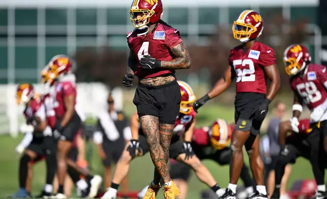 Washington Commanders linebacker Frankie Luvu, center, works out during practice at the team's NFL football training camp, Thursday, July 30, 2026, in Ashburn, Va. (AP Photo//John McDonnell)
