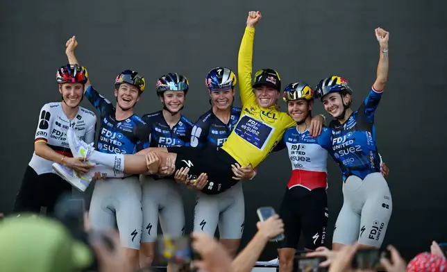 Netherlands' Demi Vollering, centre, celebrates with the team after winning the Women's Tour de France cycling race (Tour de France Femmes) in Nice, France, Sunday, Aug. 9, 2026. (AP Photo/Philippe Magoni)