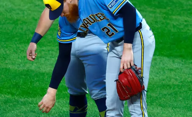 Milwaukee Brewers pitcher Dustin May (21) throws after being hit by a batted ball during the first inning of a baseball game against the New York Mets, Wednesday, Aug. 26, 2026, in New York. (AP Photo/Noah K. Murray)