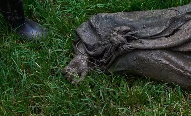 EDS NOTE: GRAPHIC CONTENT - A body of a victim of a flash flooding lies on the ground along the Trishuli River in Nepal's Nuwakot district, Wednesday, Aug. 26, 2026. (AP Photo/Niranjan Shrestha)