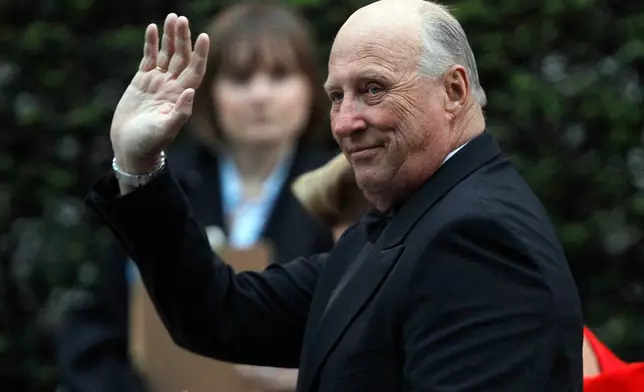 FILE - Norway's King Harald arrives at a central London hotel for a pre-royal wedding dinner hosted by Lady Elizabeth Anson and attended by members of the British royal family and foreign royal families, in London, on April, 28, 2011. (AP Photo/Alastair Grant, File)