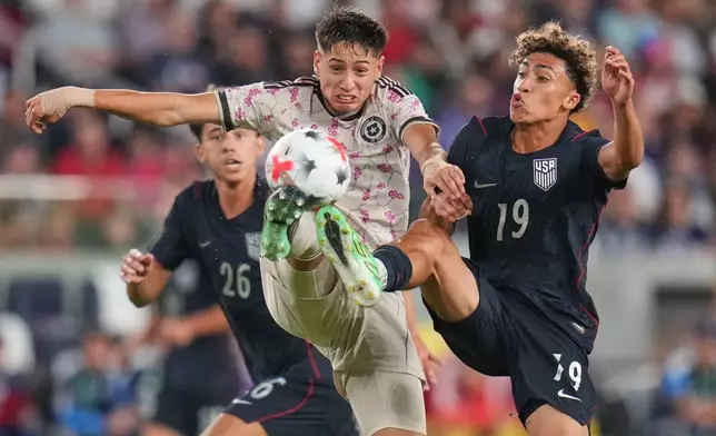 Chile's Iván Román, left, and United States' Julian Hall (19) reach for the ball during the second half of an international friendly soccer match Tuesday, Sept. 29, 2026, in St. Louis. (AP Photo/Jeff Roberson)