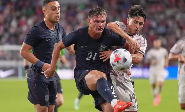 United States' Frankie Westfield (21) and Chile's Nils Reichmuth (19) battle for the ball as United States' Sergiño Dest, left, watches battle for the ball during the first half of an international friendly soccer match Tuesday, Sept. 29, 2026, in St. Louis. (AP Photo/Jeff Roberson)