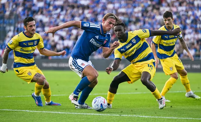Como's Nico Paz plays the ball during the Serie A soccer match between Como Calcio and Parma Calcio 1913 in Como, Italy, Monday, Sept. 14, 2026. (Tiziano Ballabio/LaPresse via AP)