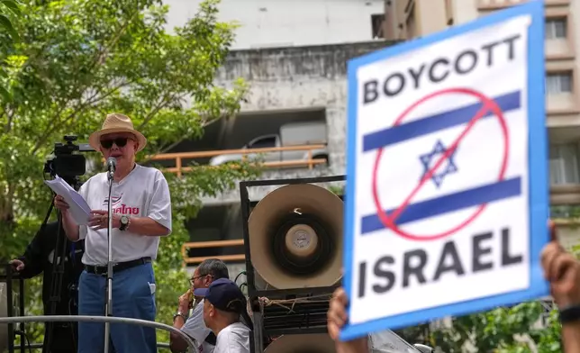 A media owner and political activist, Sondhi Limthongkul speaks to a crowd of followers, demanding an end to alleged land-grabbing by foreigners, in front of Israeli Embassy in Bangkok, Thailand, Thursday, Sept. 10, 2026. (AP Photo/Sakchai Lalit)