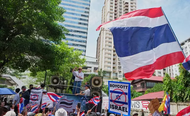 A media owner and political activist, Sondhi Limthongkul speaks to a crowd of followers, demanding an end to alleged land-grabbing by foreigners, in front of Israeli Embassy in Bangkok, Thailand, Thursday, Sept. 10, 2026. (AP Photo/Sakchai Lalit)