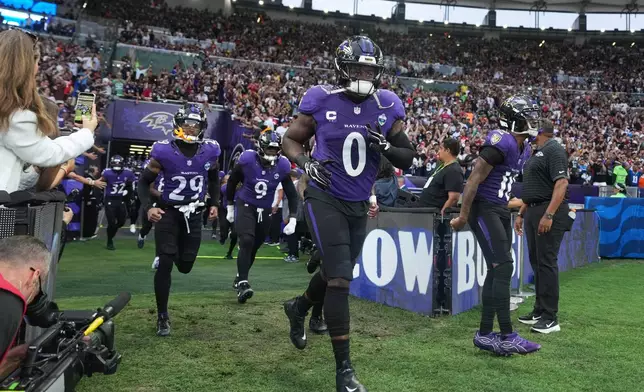 Baltimore Ravens linebacker Roquan Smith (0) and his teammates enter the field before an NFL football game against the Dallas Cowboys in Rio de Janeiro, Sunday, Sept. 27, 2026. (AP Photo/Fernando Llano)