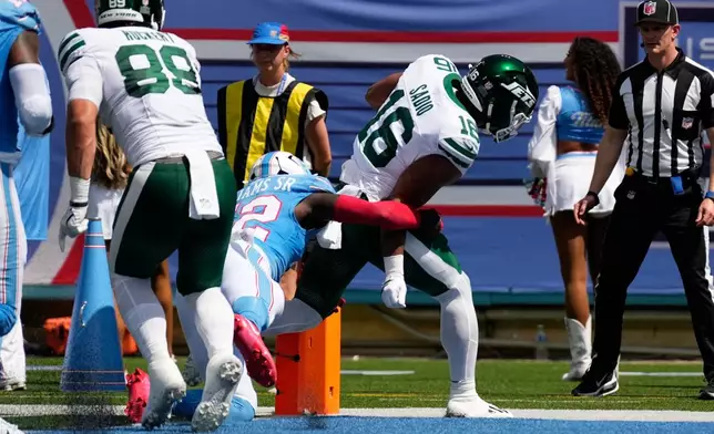 New York Jets tight end Kenyon Sadiq (16) gets past Tennessee Titans linebacker James Williams Sr. (52) to score a touchdown during the first half of an NFL football game, Sunday, Sept. 13, 2026, in Nashville, Tenn. (AP Photo/George Walker IV)