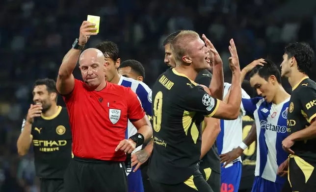 Manchester City's Erling Haaland reacts as Referee Szymon Marciniak shows him a yellow card during a Champions League opening phase soccer match between FC Porto and Manchester City in Porto, Portugal, Tuesday, Sept. 8, 2026. (AP Photo/Luis Vieira)