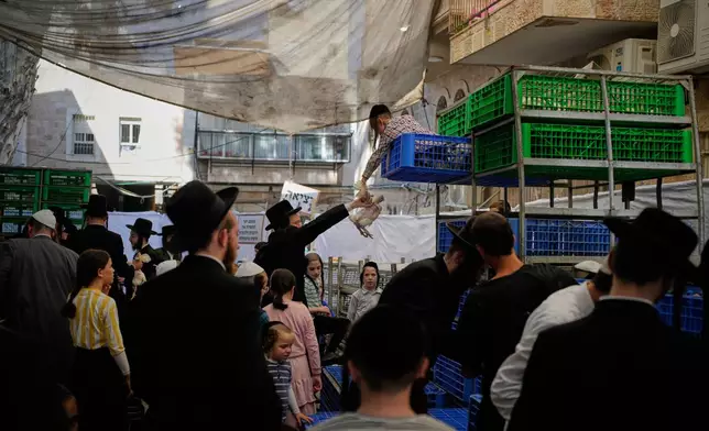 Ultra-Orthodox Jewish men buy chickens to perform the Kaparot ritual ahead of the Jewish holiday of Yom Kippur in Jerusalem, Thursday, Sept. 17, 2026. (AP Photo/Ohad Zwigenberg)