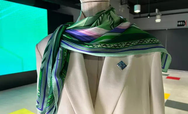 The scarf features emerald green and light green as its main colours, paired with purple and pink. Photo by Bastille Post