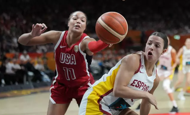 Napheesa Collier, of the United States, reaches for the ball over Spain's Elena Buenavida during the Women's Basketball World Cup semifinal match between the United States and Spain in Berlin, Saturday, Sept. 12, 2026. (AP Photo/Ebrahim Noroozi)
