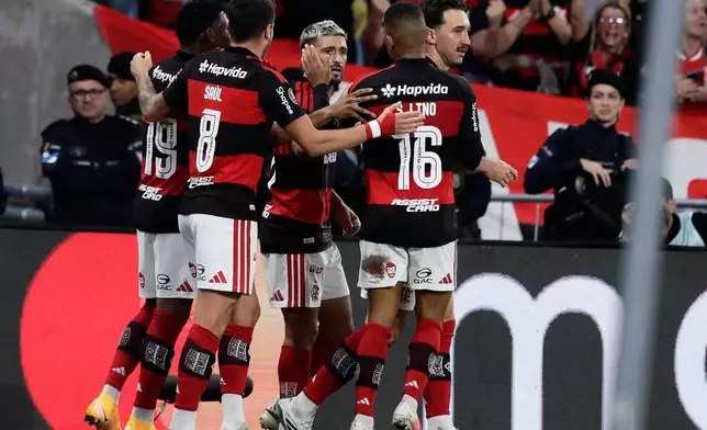 Giorgian De Arrascaeta of Brazil's Flamengo, center, celebrates with teammates after scoring his side's opening goal against Ecuador's Independiente del Valle during a Copa Libertadores quarterfinal second leg soccer match in Rio de Janeiro, Thursday, Sept. 17, 2026. (AP Photo/Bruna Prado)