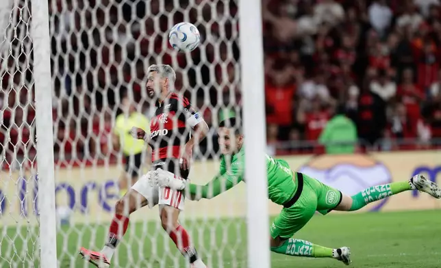Giorgian De Arrascaeta of Brazil's Flamengo, left, scores his side's opening goal against Ecuador's Independiente del Valle during a Copa Libertadores quarterfinal second leg soccer match in Rio de Janeiro, Thursday, Sept. 17, 2026. (AP Photo/Bruna Prado)