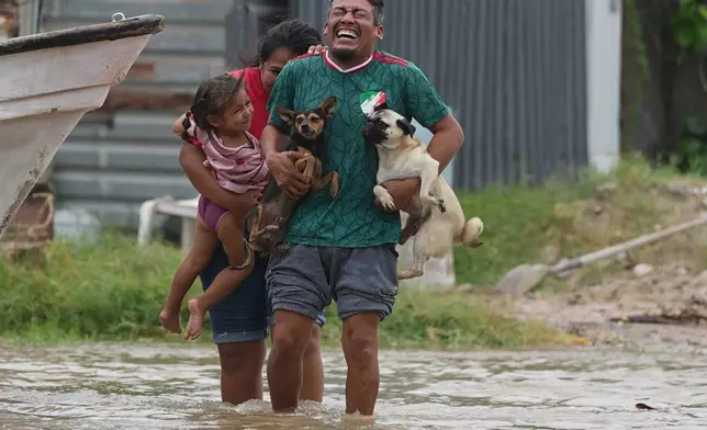 People evacuate their homes as Hurricane Polo approaches Puerto San Carlos, Baja California Sur state, Mexico, Monday, Sept. 28, 2026. (AP Photo/Eduardo Verdugo)