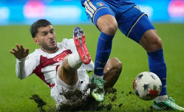 Italy's Nicolo Cambiaghi, right, and Turkey's Oguz Aydin challenge for the ball during the UEFA Nations League soccer match between Turkey and Italy in Bursa, Turkey, Monday, Sept. 28, 2026. (AP Photo/Khalil Hamra)